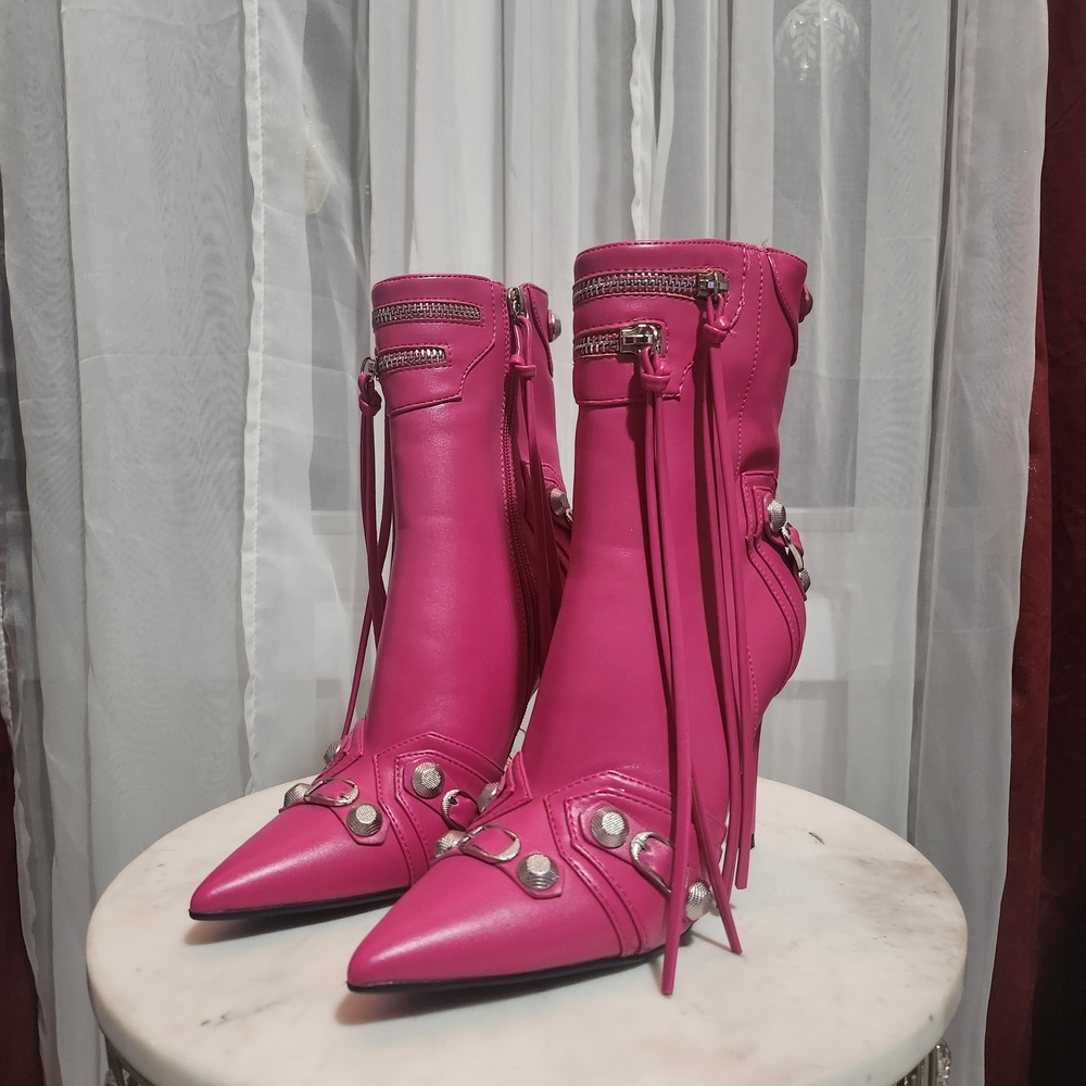 Chic Pink Heeled Boots with Metallic Accents